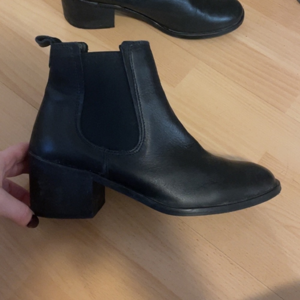 Steve Madden Size 7 Black Chelsea Boot